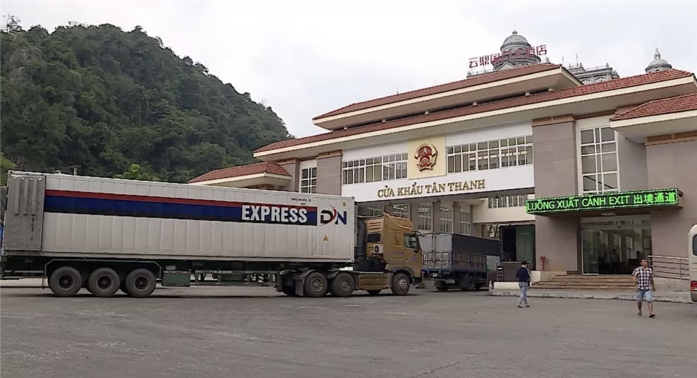 Hoạt động xuất, nhập khẩu qua các cửa khẩu Lạng Sơn tăng mạnh